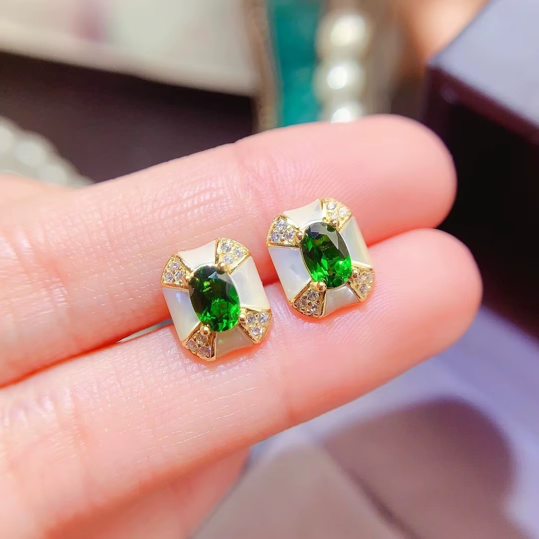 Al Ain Jewelry & Watches Exhibition 2025 - Joyería boutique, pendientes de mujer con